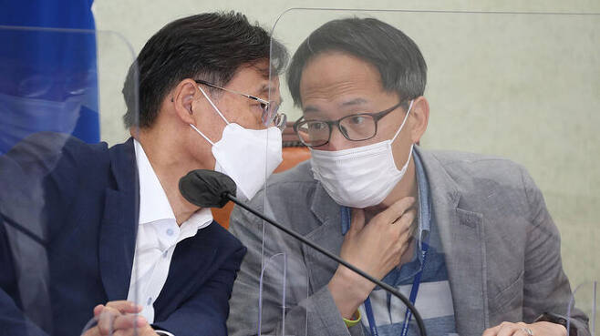 더불어민주당 박주민 의원(오른쪽)