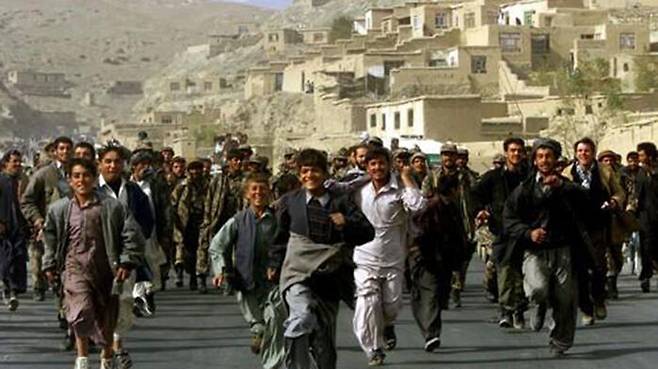 2001년 11월 13일, 미군의 카불 점령 후 기뻐하는 시민들 (사진=로이터, 연합뉴스)