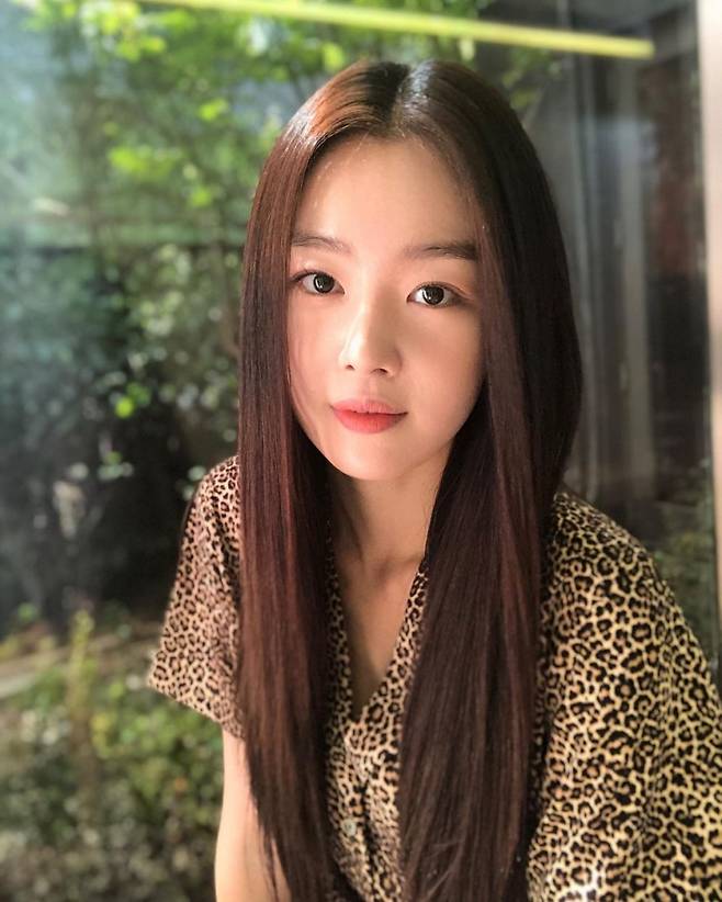 Actor Han Sun-hwa flaunted autumn vibeHan Sun-hwa left Fall Feelings on his Instagram account on Wednesday.In addition, Han Sun-hwa, who is in the photo, is staring at the camera in a leopard-print blouse.The autumn vibe is felt in the brunette hairstyle and calm Feelings make-up.Some say that long straight hair and transparent skin remind Jeon Ji-hyun.On the other hand, there is a story that Kim Tae-hee faces as Han Sun-hwa is famous for Kim Tae-hee resemblance.In particular, Han Sun-hwa matches Kim Tae-hees younger brother relaxation and co-work in the movie The Street of the Movie, capturing the attention with Kim Tae-hees unique relationship.Han Sun-hwa took on the role of location manager Shenhua in the film The Street of Films; it is set to open on September 16.