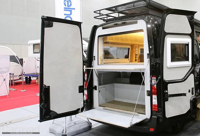 후면 차고 및 다용도 데크