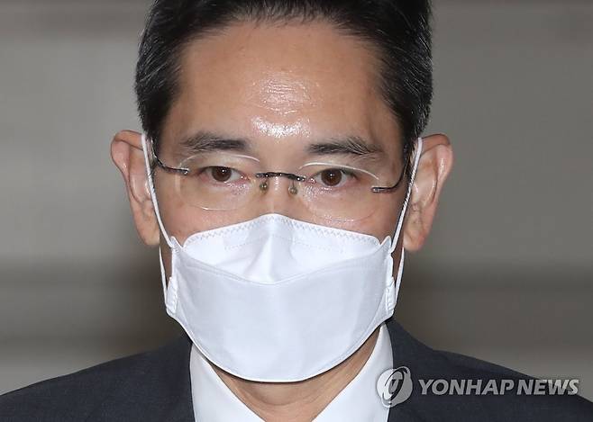 법정 향하는 이재용 (서울=연합뉴스) 이정훈 기자 = 삼성물산·제일모직 합병 과정에서 인위적으로 제일모직 주가를 띄우고 삼성물산 주가를 낮추는 등 부당한 행위를 지시한 혐의를 받고 있는 이재용 삼성전자 부회장이 19일 오전 서울 서초구 중앙지방법원에서 열린 1심 속행 공판에 출석하고 있다. 2021.8.19 uwg806@yna.co.kr