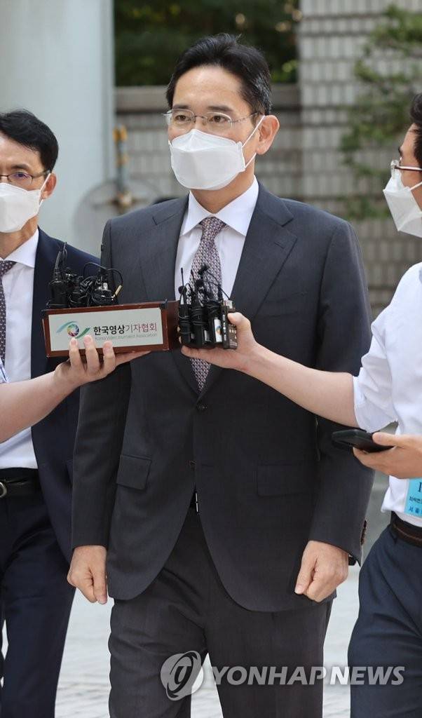 법정 향하는 이재용 부회장 (서울=연합뉴스) 한종찬 기자 = 삼성물산·제일모직 합병 과정에서 인위적으로 제일모직 주가를 띄우고 삼성물산 주가를 낮추는 등 부당한 행위를 지시한 혐의를 받고 있는 이재용 삼성전자 부회장이 19일 오전 서울 서초구 중앙지방법원에서 열린 1심 속행 공판에 출석하고 있다. 2021.8.19 saba@yna.co.kr