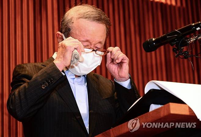 눈물 흘리는 홍원식 남양유업 회장  홍원식 남양유업 회장이 지난 5월 4일 오전 서울 강남구 남양유업 본사에서 최근 자사 유제품 불가리스가 신종 코로나바이러스 감염증(코로나19) 억제 효과가 있다는 발표로 빚어진 논란과 관련해 대국민 사과를 하다 눈물을 흘리는 모습. [연합뉴스 자료사진]