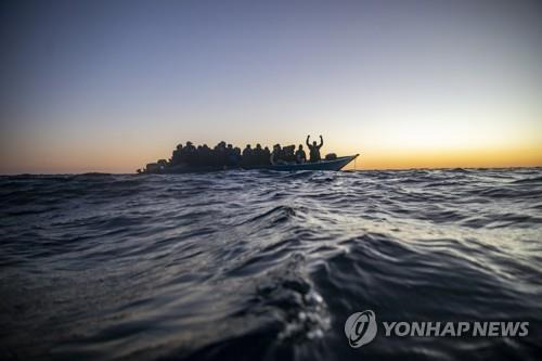 배를 타고 유럽으로 향하는 난민들 [AP=연합뉴스 자료사진]