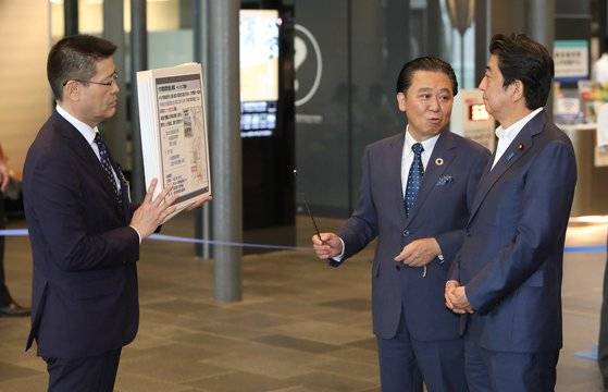 2018년 8월 모리 마사시(가운데) 당시 도야마 시장이 아베 신조 총리(오른쪽)에게 노면전차에 대해 설명하고 있다. [지지통신]