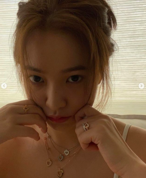 Group Red Velvet member Yeri released a selfie before the first broadcast.Yeri posted a number of photos and videos on his Instagram on the afternoon of the 20th, along with an article entitled Rubys first room.Yeri in the picture looks nervous in a slightly dark light, but he is also full of room in the video that he took very close to smiling in the pictures.Meanwhile, Red Velvet swept back and various music and music charts with his new song Queendom on the 16th.Yeri Instagram