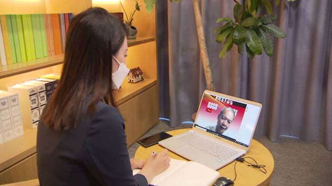 얀나이 툰 한국 특사가 SBS와 화상 인터뷰를 진행하는 모습