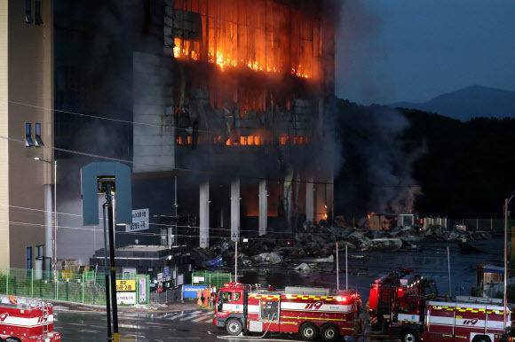 지난 6월17일 오후 경기도 이천시 마장면에 위치한 쿠팡 덕평 물류센터 화재현장에서 소방당국이 화재 진압을 하고 있다. 뉴스1