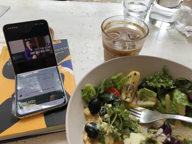 식사를 하면서 갤럭시 Z 플립3의 플렉스 모드를 이용해 유튜브를 시청하고 있다. /정혜진기자