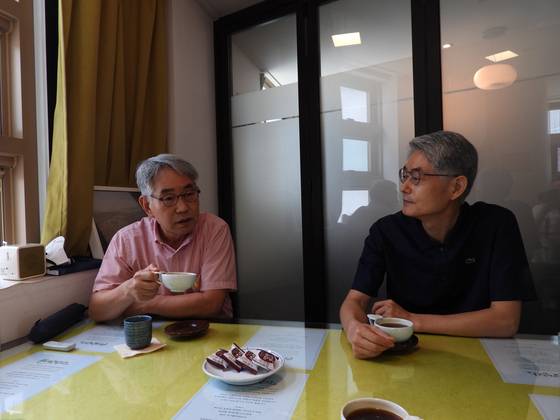 김찬우 전 외교부 기후변화 대사(오른쪽)가 박영우 전 유엔환경계획(UNEP) 아태지역 사무소장이 얘기를 나누고 있다. 강찬수 기자