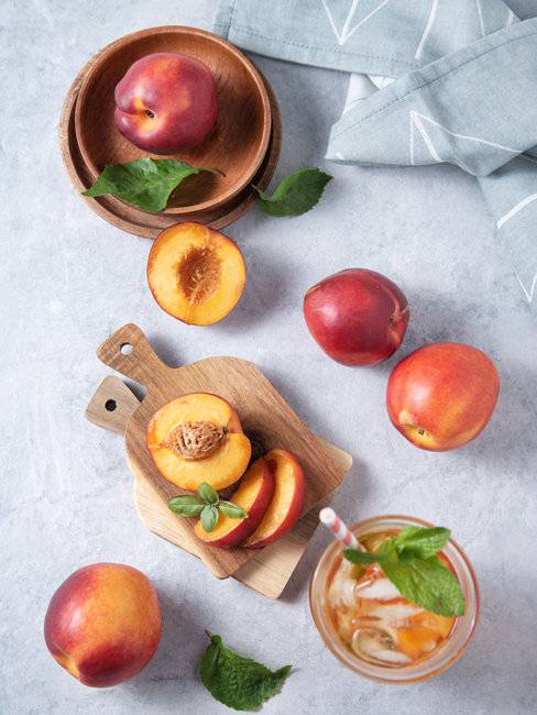 껍질에 털이 없고 자그마한 천도복숭아는 노란 과육과 신맛이 매력적이다. [GettyImage]