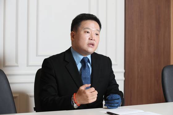 김경태씨는 서울 구로구에 위치한 에듀윌 본사에서 기자를 만났다. 그가 1년만에 공인중개사 시험에 합격할 수 있도록 도움을 준 의미있는 학원이기 때문이다. 김씨는 “에듀윌 교수님과 병원 교수님들이 없었다면 저는 합격하지 못했을 것”이라고 재차 강조했다. 우상조 기자