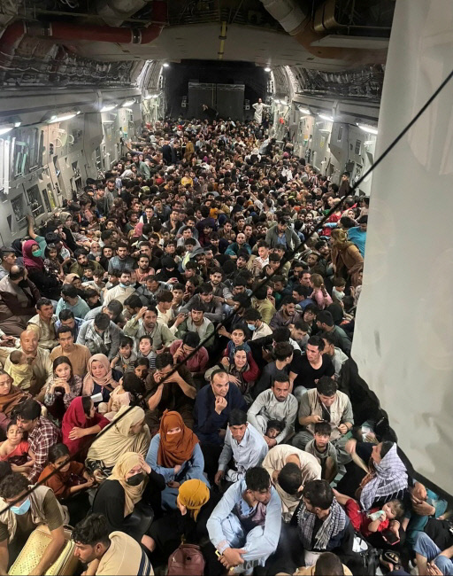 미 공군 C-17기에 탑승한 아프가니스탄 주민들. 로이터