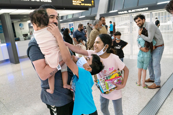 Families evacuated from Kabul, Afghanistan, arrive at Washington Dulles International Airport in Virginia Saturday. The Pentagon is considering overseas U.S. bases in Korea, Japan Germany, Kosovo, Bahrain and Italy as potential housing sites for Afghan evacuees, reported the Wall Street Journal. [AP/YONHAP]