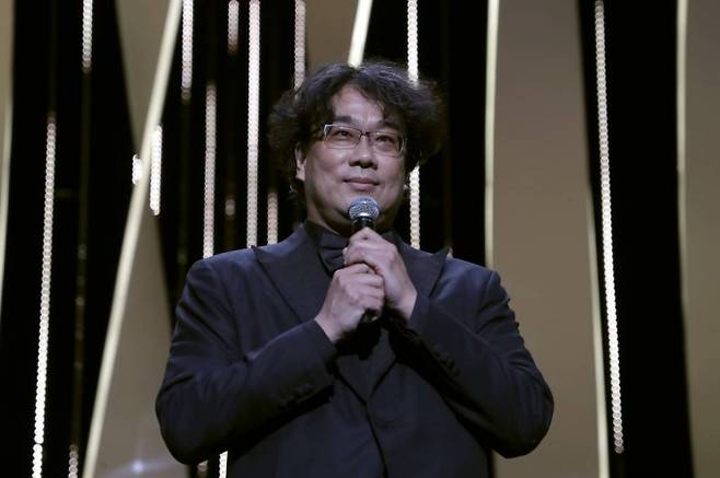 봉준호 감독이 6일(현지시간) 프랑스 휴양도시 칸에서 열린 제74회 칸 국제 영화제 개막식에 참석해 인사말을 하고 있다. 봉준호 감독은 미국 배우 조디 포스터, 스페인 영화감독 페드로 알모도바르, 미국 영화감독 스파이크 리와 함께 칸 영화제 개막을 선언했다. /사진=AP/뉴시스]