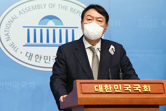 국민의힘 대권주자인 윤석열 전 검찰총장이 22일 서울 여의도 국회 소통관에서 여당이 단독 강행 처리한 언론중재법 개정안에 대한 입장을 밝히고 있다. [연합]