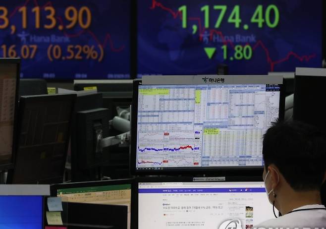 8월 20일 명동 하나은행 본점 딜링룸 전광판에 실시간 코스피와 원·달러 환율이 표시돼 있다. 연합뉴스