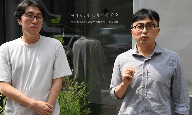 자신들의 작품인 ‘홍은상가’ 1층에 자리잡은 사무소 앞에 선 아파랏.체 건축사사무소 이세웅 소장(왼쪽)과 최연웅 대표. 남제현 기자