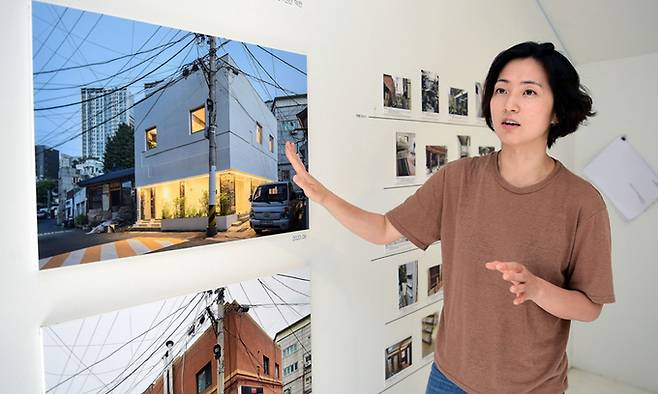 구보건축사사무소 조윤희 대표가 사옥에 마련된 전시공간에서 ‘전봇대집’에 대해 설명하고 있다. 이재문 기자