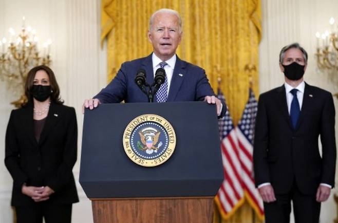 조 바이든 미국 대통령(가운데)이 21일(현지시간) 백악관에서 아프가니스탄 철군 결정의 정당성을 항변하는 기자회견을 하고 있다. 왼쪽은 카멀라 해리스 부통령, 오른쪽은 토니 블링컨 국무장관. 워싱턴=AP연합뉴스