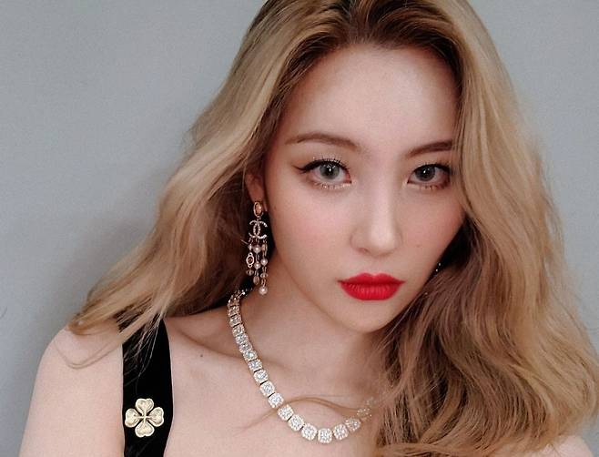 Singer Sunmi shows off her beautiful looksOn the 22nd, Sunmi posted several photos on her SNS, where Sunmi is taking selfies as she was dressed in a music broadcast.Sunmi, who has a strong charisma with a colorful beige hairstyle, completed her unique Aura with Cat eyes and red lip.The black costume of the gold decoration point and the colorful luxury earrings further illuminated Sunmis styling.In that appearance, fans praised it with comments such as attractive, too pretty and styled kick.Meanwhile, Sunmi released her mini-album 1/6 (one-sixth) on the 6th and is appearing as a master on Mnets Girls Planet 999: Girls Daejeon.