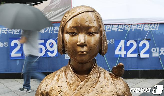 여가부가 위안부 피해자 명예훼손에 적극 대응하기로 했다. 18일 오전 서울 종로구 옛 일본대사관 앞 평화의소녀상에 빗물이 떨어지고 있다. 이날 여가부에 따르면 인재근 더불어민주당 의원은 기림의날(8월14일)을 하루 앞둔 지난 13일 위안부피해자지원법에 피해자와 유족에 대한 권익보호, 허위사실 유포 처벌 조항을 신설하는 내용의 개정안을 발의했다고 밝혔다. 2021.8.18/뉴스1 © News1 박지혜 기자