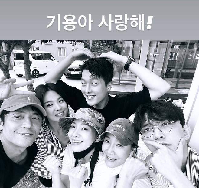 Actor Choi Hee-seo greets Enlisted Jang Ki-yongChoi Hee-seo posted a picture on his Instagram story on the 23rd with an article entitled I love you!The photo shows Song Hye-kyo and Jang Ki-yong, Choi Hee-seo, Park Hyo-joo, Kim Joo-heon and Yun-tree.Actors who became involved in the drama together showed a cheerful atmosphere and gave a warm heart.In particular, Jang Ki-yong took a pose to draw a heart over his head and attracted attention by showing his youngest charm.Meanwhile, SBS drama Now, Im breaking up, the last piece of Jang Ki-yongs Enlisted, is scheduled to be broadcast in November.