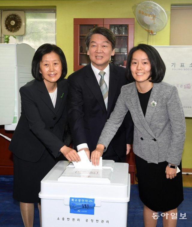 (왼쪽부터) 김미경 교수, 국민의당 안철수 대표, 딸 안설희 씨. 동아일보DB.