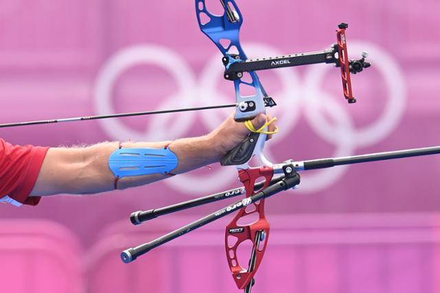 지난달 26일 일본 도쿄 유메노시마공원 양궁장에서 열린 2020 도쿄올림픽 양궁 남자 단체전에서 한 외국선수가 활 시위를 당기고 있다. 로이터 연합뉴스