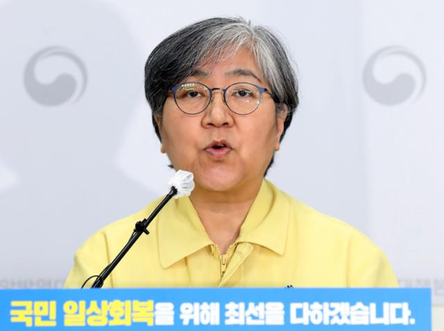 방역당국이 9월 말까지 전 국민의 절반이 코로나19 백신 접종을 완료할 수 있을 것이라고 23일 밝혔다. 사진은 지난달 30일 정은경 코로나19 예방접종대응추진단장(질병관리청장)이 충북 청주 질병청에서 8월 예방접종 시행 계획을 발표하는 모습. 청주=뉴시스