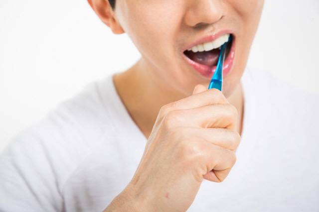 양치할 때 헛구역질을 하지 않으려면 입을 크게 벌리지 않는 게 좋다./사진=클립아트코리아
