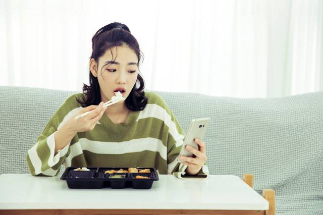 밥 먹을 때 스마트폰을 보면 소화불량이 생길 수 있다./사진=클립아트코리아