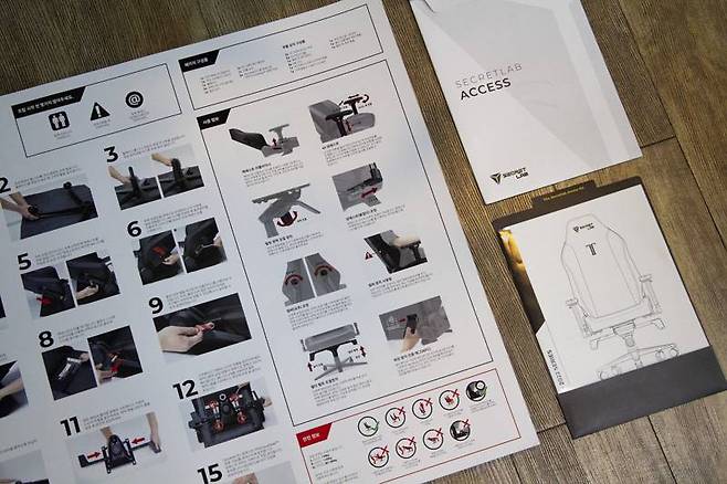 대형 제품 설명서 및 정품 인증 등에 관한 안내장이 포함돼있다. 출처=IT동아