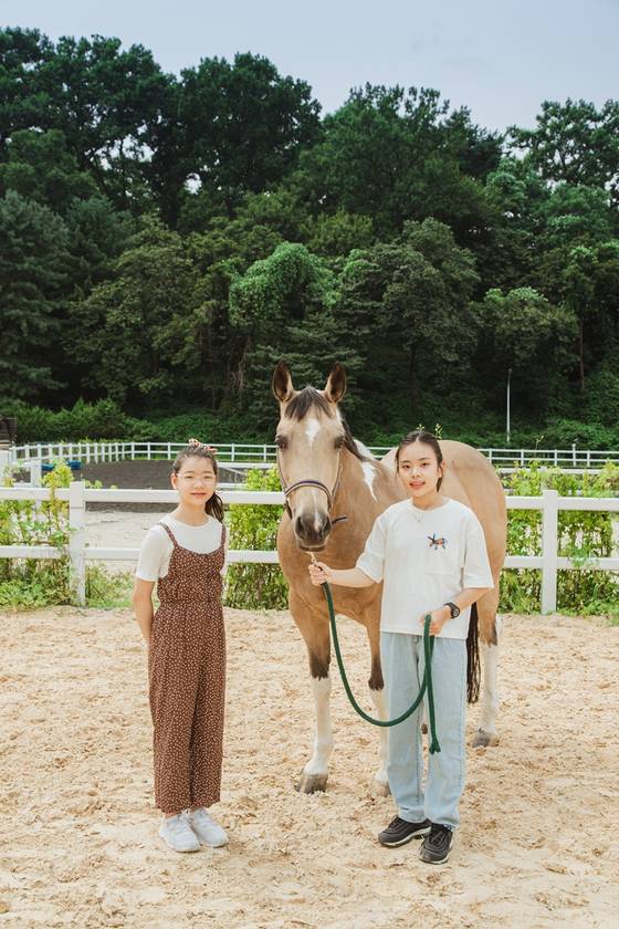 렛츠런파크 실내승마장 마방에서 만난 승용마 '다이아'와 함께 한 유지민(왼쪽) 학생모델과 강지민 학생기자.