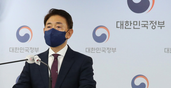 Kim Tae-eung, head of the special investigation team of the Anti-Corruption and Civil Rights Commission, on Monday announces the outcome of the investigation into real estate investments of opposition lawmakers and their families. [YONHAP]