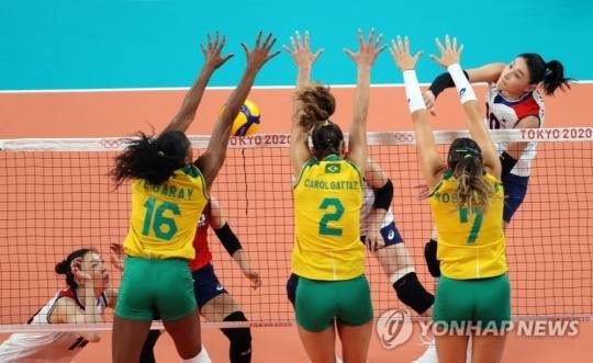 2020도쿄올림픽 여자배구 한국과 브라질 4강전에서 김연경이 브라질 3인 블로킹을 앞에 두고 공격을 하고 있다. [도쿄=연합뉴스 자료사진]