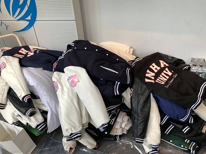 수거된 인하대 과잠. [사진 = 최아영 기자]