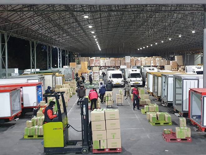 오아시스마켓의 성남 제1 스마트물류센터에서 직원들이 택배 상자를 나르고 있다. [오아시스마켓 제공]