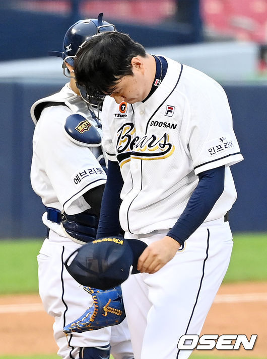 [OSEN=잠실, 민경훈 기자]4회초 1사 주자 만루 한화 하주석에게 우월 만루 홈런을 허용한 두산 선발 이영하가 강판당하고 있다. 21.08.22/ rumi@osen.co.kr