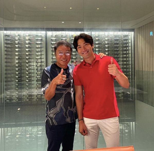 Super Junior Choi Siwon expressed his respect for Lee Soo-man SM Entertainments general producers.Choi Siwon posted a photo on social media on Sunday with Lee Soo-man producers.In the photo, Choi Siwon and Lee Soo-man producers raised their thumbs side by side in front of the wine collection and laughed brightly and created a cheerful atmosphere.In this regard, Choi Siwon said, Dying is not for myself, but for the next generation. I will deeply engrave your teachings.Legacy is not what I did for myself. Its what Im doing for the next generation.Will forever keep these words in my heart. I will always stand by your side. He also tagged the official SM Entertainment account and revealed his loyalty to his agency.Choi Siwon is also considered to be a person who avoids Lee Soo-man at the ceremony among Super Junior members through various entertainment.In fact, the two strong figures both laughed and admired.Choi Siwon appeared with Kwak Seung-joon and Kang Yoo-mi in the recently broadcasted TVN entertainment program Kwak Cine LP Bar.Choi Siwon SNS.
