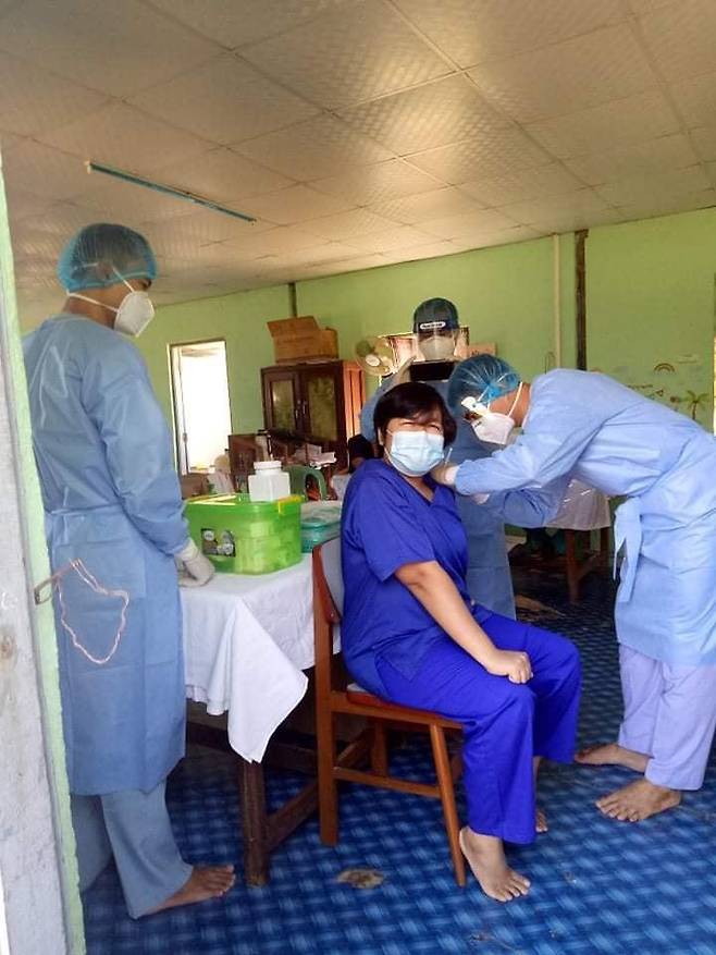 지난 1월, 군 병원에서 코로나19 백신을 맞고 있는 미얀마 현지 의료진