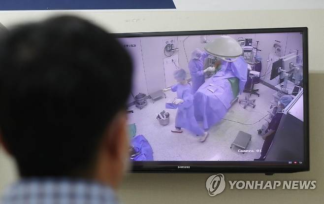 인천 부평힘찬병원 수술실 CCTV 운영…실시간 시청 (인천=연합뉴스) 2021년 6월 11일 오전 인천시 부평구 관절 전문병원인 부평힘찬병원에서 한 보호자가 환자의 수술을 수술실 내 폐쇄회로(CC)TV 영상을 통해 실시간으로 시청하고 있다. 2021.08.23. [연합뉴스 자료사진]