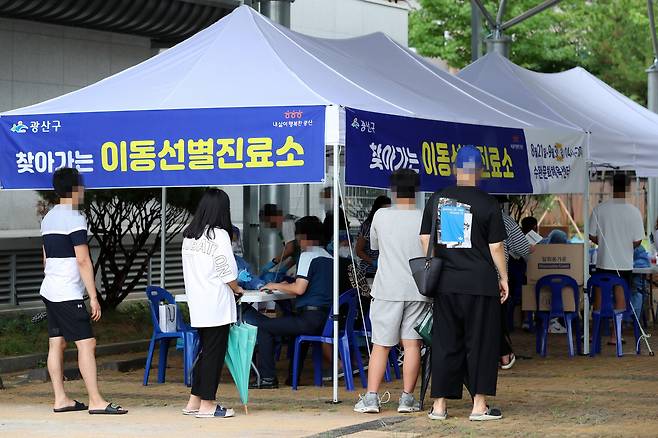 광주 광산구 수완문화체육센터 주차장에 마련된 이동 선별진료소에서 지난 21일 주민이 신종 코로나바이러스 감염증(코로나19) 진단검사 차례를 기다리고 있다./연합뉴스