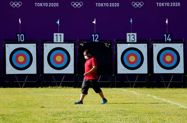 지난달 23일 2020 도쿄올림픽 양궁 종목이 열린 일본 유메노시마공원 양궁장에서 한 관계자가 과녁 앞을 지나가고 있다. AP 연합뉴스