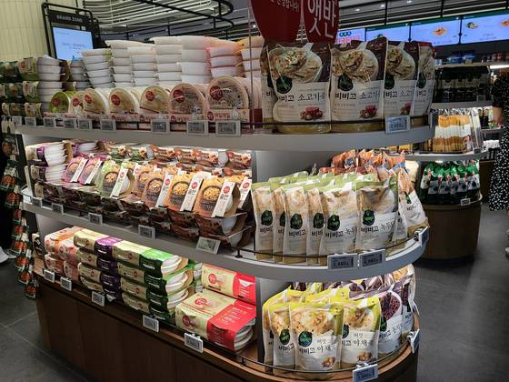 서울 여의도의 한 식재료 전문점에 다양한 종류의 가정간편식(HMR)이 진열돼 있다. 이소아 기자