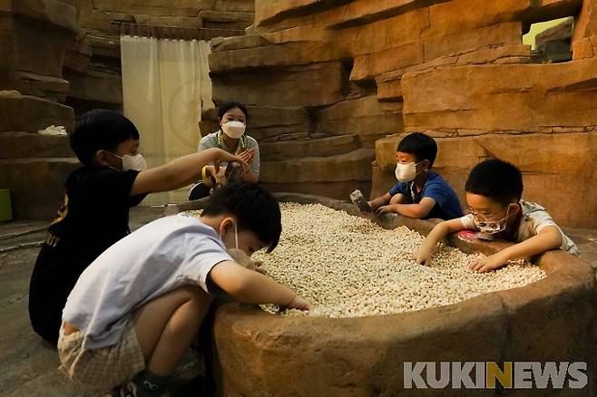 5살부터 체험 가능한 공룡캠프. 아이들은 고생물학자로 변신해 공룡 화석을 찾는다.