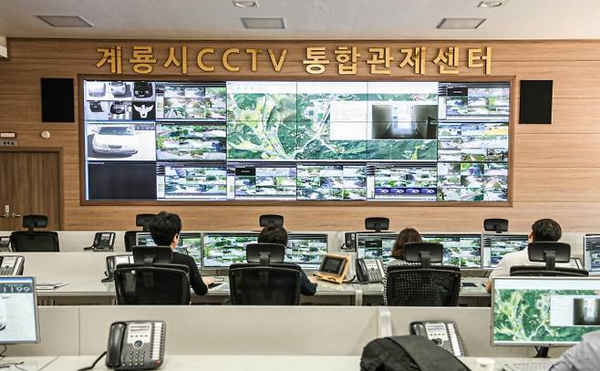 가장 안전한 도시로 평가받은 계룡시의 cctv 통합관제센터 운영모습.