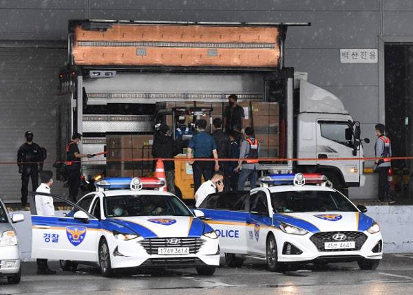 인천국제공항 화물터미널에서 23일 관계자들이 미국 모더나사의 코로나19 백신을 차량에 옮기고 있다. 돌파감염 등에 따른 접종 의지 약화를 우려하는 방역당국은 “국내 돌파감염은 전체 예방접종자 규모의 0.03%에 불과하다”며 접종이 무엇보다 중요하다고 거듭 당부했다. 인천공항=권현구 기자