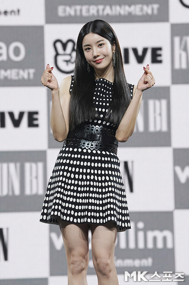 A Line showcase commemorating the release of Kwon Eun-bis first mini-album, OPEN, from group IZ*ONE, was held on Monday.Kwon Eun-bi has photo time.