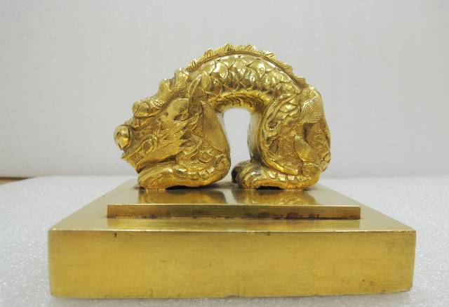 [서울=뉴시스] 문화재청(청장 김현모)은 2019년 미국에서 환수한 19세기 '국새 대군주보'를 비롯해 1946년 일본에서 환수한 대한제국기 '국새 제고지보', '국새 칙명지보', '국새 대원수보' 등 4과, 고려 시대 금속공예 기술의 절정을 보여주는 '서울 영국사지 출토 의식공양구 일괄'을 비롯해 조선 초기 음식조리서인 '수운잡방', 불경 '예념미타도량참법 권1~5' 등 총 7건을 보물로 지정했다고 24일 밝혔다. 사진은 국새 제고지보. (사진=문화재청 제공) 2021.08.24. photo@newsis.com *재판매 및 DB 금지